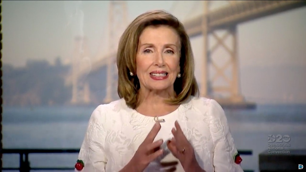 Nancy Pelosi, líder democrata no Congresso dos EUA, fala no terceiro dia da Convenção Nacional Democrata em vídeo nesta quarta-feira (19)  — Foto: Convenção Nacional Democrata/Pool/Reuters