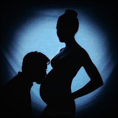 Edward Snowden faz foto com a mulher para anunciar que estão esperando um bebê (Foto: Reprodução / Twitter)
