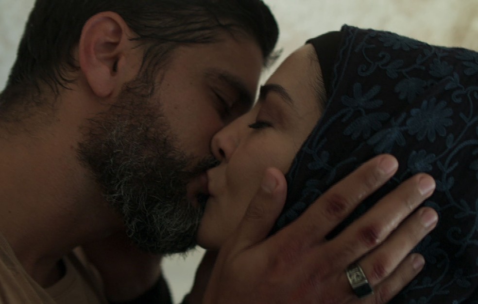 Hussein (Bruno Cabrerizo) e Soraia (Leticia Sabatella) têm reencontro emocionante e se beijam em 'Órfãos da Terra' — Foto: Reprodução/TV Globo