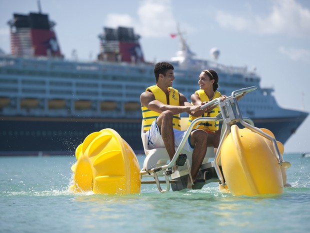 On Castaway Cay, an island oasis reserved exclusively for Disney Cruise Line guests, the fun and excitement never end. Whether its sail boating, flying high above the island on a parasail, snorkeling in a 12-acre lagoon, building sand castles on the beach (Foto: Kent Phillips, photographer)