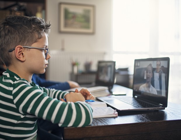 Criança tendo aula online  (Foto: Getty Images)
