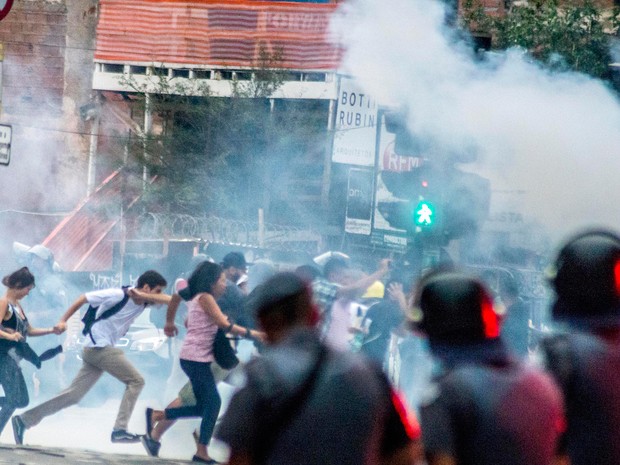 PM usa bombas para dispesar protesto contra o aumento da tarifa na Paulista (Foto: Cris Faga/Fox Press Photo/Estadão Conteúdo)
