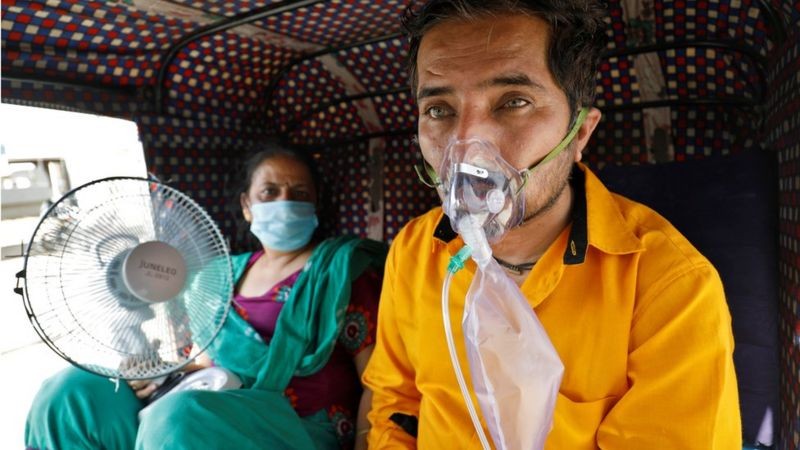 Os EUA vão suspender a proibição de envio de matérias-primas ao exterior, permitindo que a Índia produza mais da vacina AstraZeneca, algo que o país reivindicava (Foto: Reuters via BBC)
