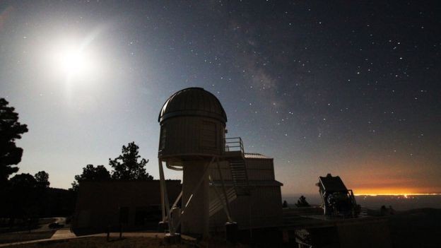 O telescópio fica localizado no observatório Apache Point, no Estado do Novo México, nos EUA (Foto: BBC)