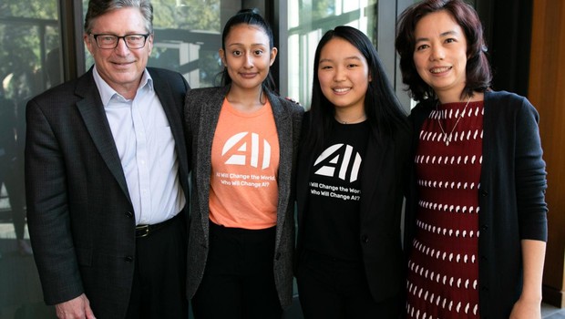 Estudantes de Stanford Amy Jin e Stephanie Tena-Meza com os codirctores do instituto John Etchemendy e Fei-Fei Li (Foto: Divulgação)