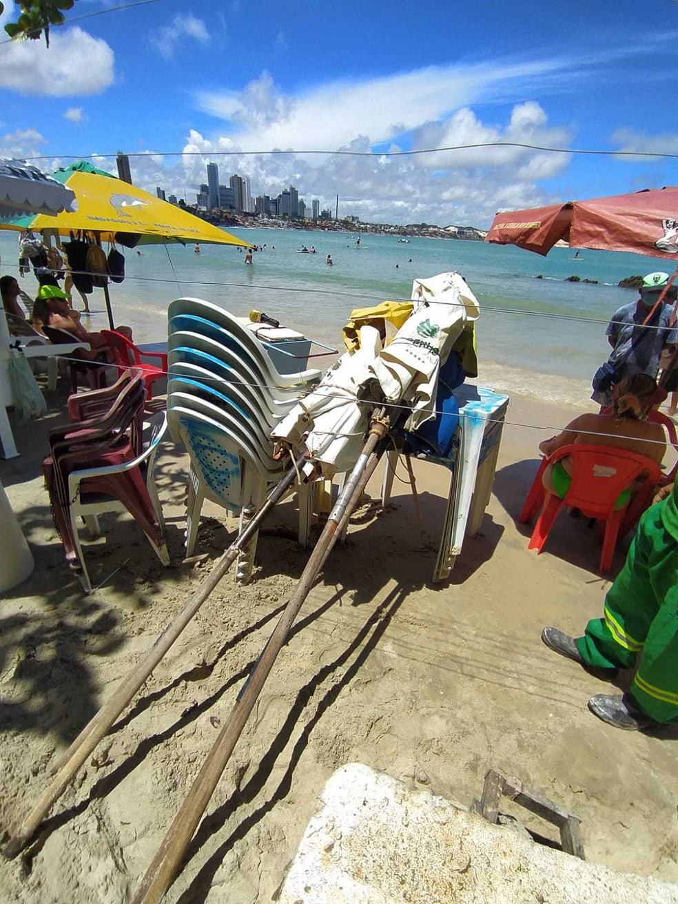 Barracas, cadeiras e mesas apreendidos na praia de Ponta Negra, em Natal, nesta quarta-feira (12) — Foto: Divulgação