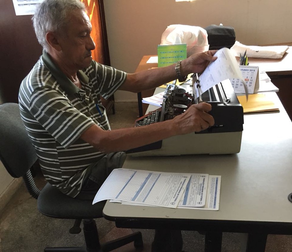 FuncinÃ¡rio preenche sÃºmula com mÃ¡quina de escrever â€” Foto: Arquivo Pessoal