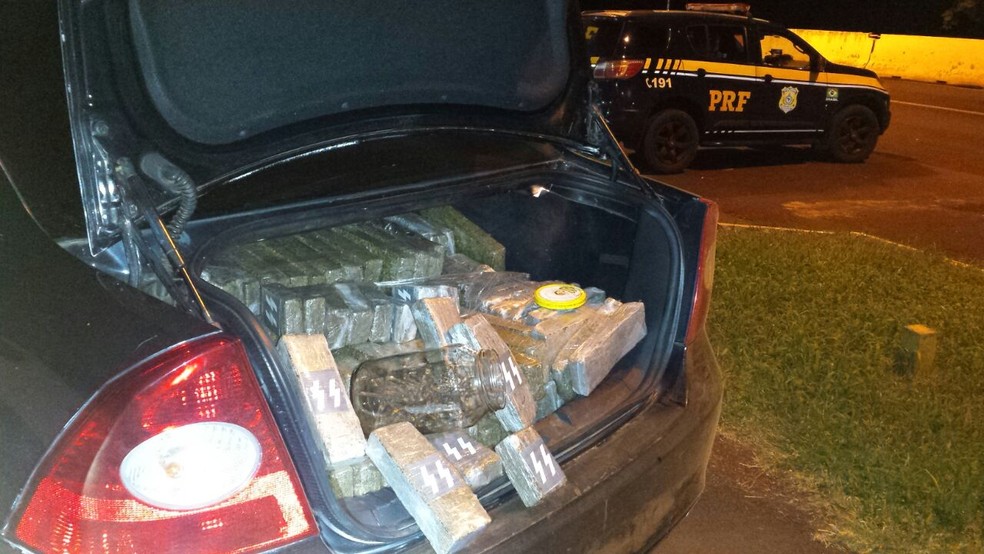 Droga estava escondida dentro de carro furtado (Foto: PRF/DivulgaÃ§Ã£o)