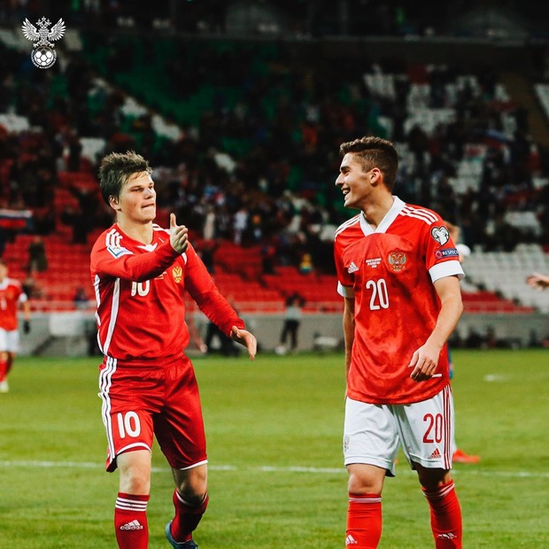 Imagem dos jogadores de futebol Andrey Arshavin e Arsen Zakharyan (Foto: Instagram/Reprodução @teamrussia)