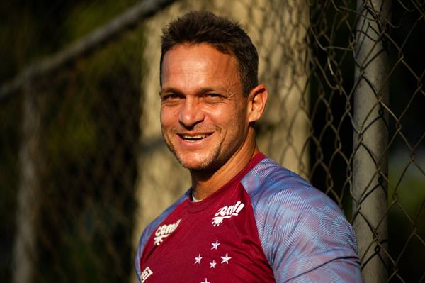 Cruzeiro encaminha retorno do preparador de goleiros Robertinho após dez anos.