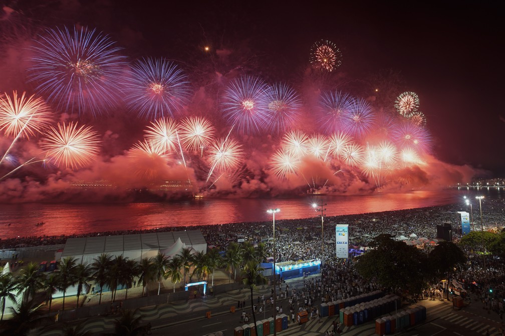 Fogos marcaram a chegada do Ano Novo em Copacabana, no Rio de Janeiro. — Foto: AP /Leo Correa