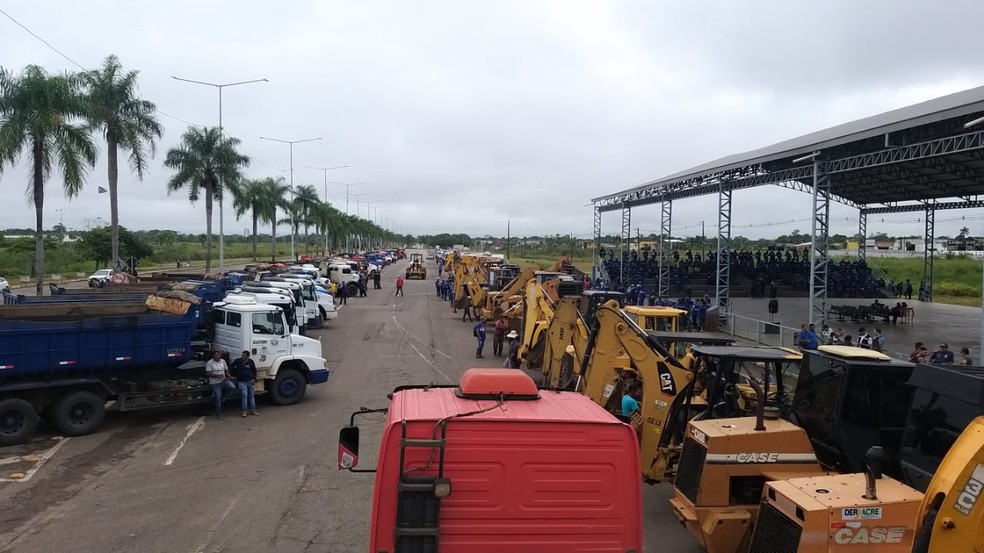 São mais de 150 máquinas para ajudar na limpeza dos bairros atingidos pela cheia em Rio Branco — Foto: Eldérico Silva/Rede Amazônica Acre