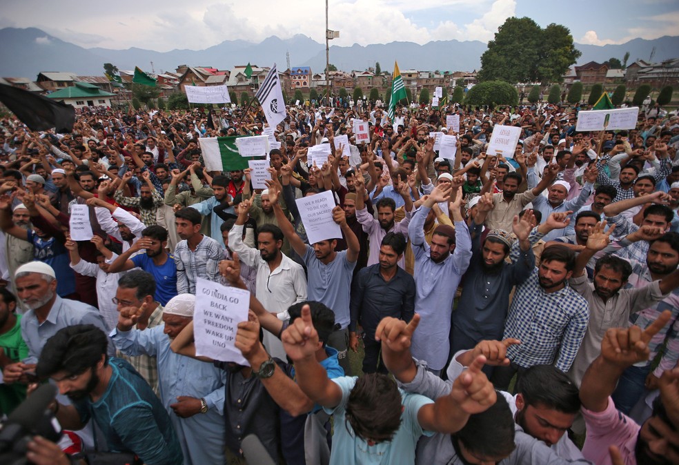 Manifestantes em Srinagar, na regiÃ£o indiana da Caxemira, protestam no dia 16 de agosto de 2019 â€” Foto: Danish Ismail/Reuters