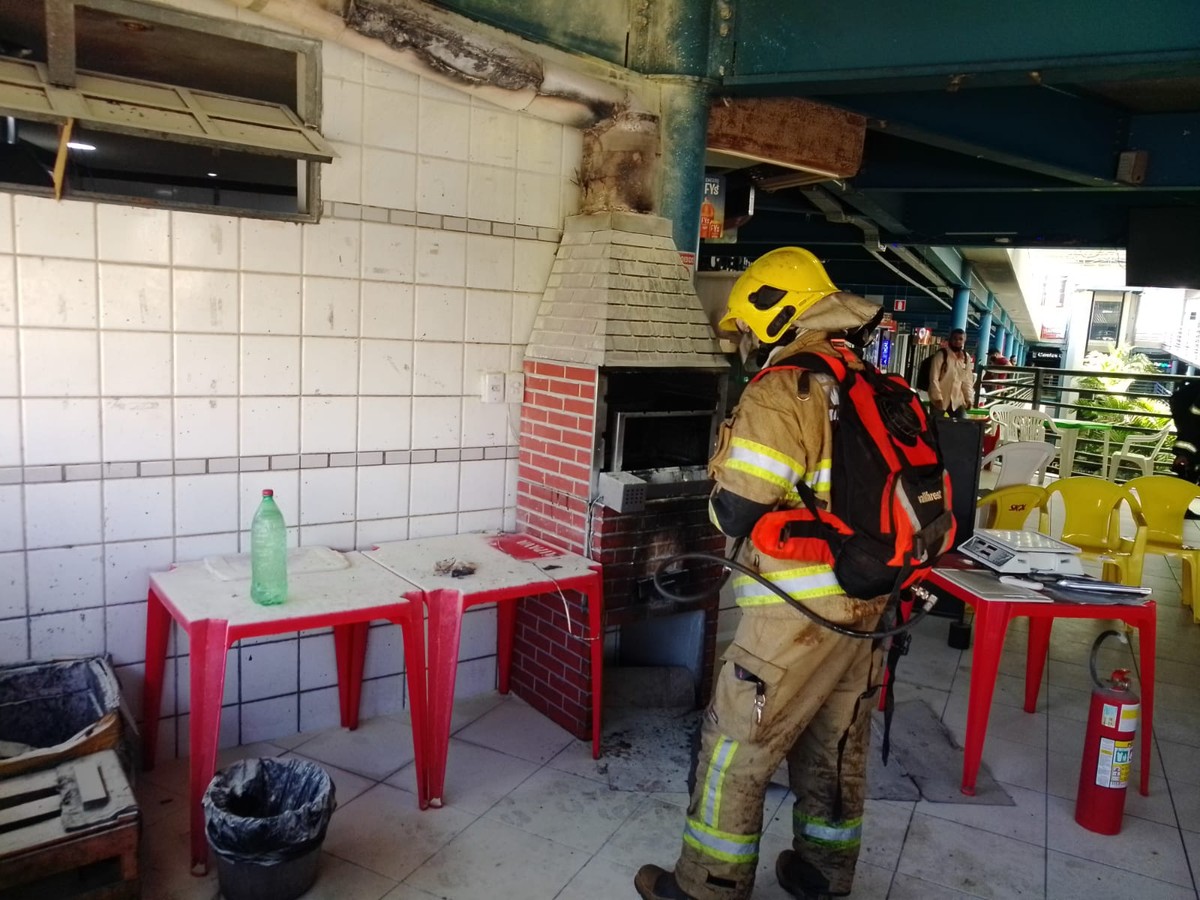 Corpo de Bombeiros atua em princípio de incêndio no Shopping Popular, em Montes Claros
