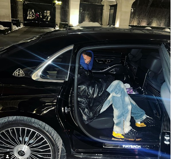 O rapper Drake na foto com a legenda enigmática escrita por ele (Foto: Instagram)