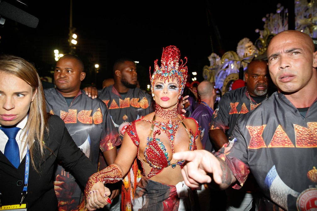 Viviane Araújo, rainha de bateria do Salgueiro, na concentração na Sapucaí — Foto: Marcos Serra Lima/G1