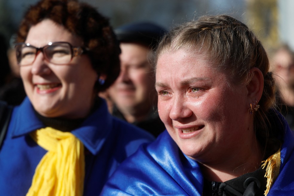 Cidadãos de Kherson se emocionam com bandeiras da Ucrânia amarradas nas costas — Foto: Valentyn Ogirenko/REUTERS