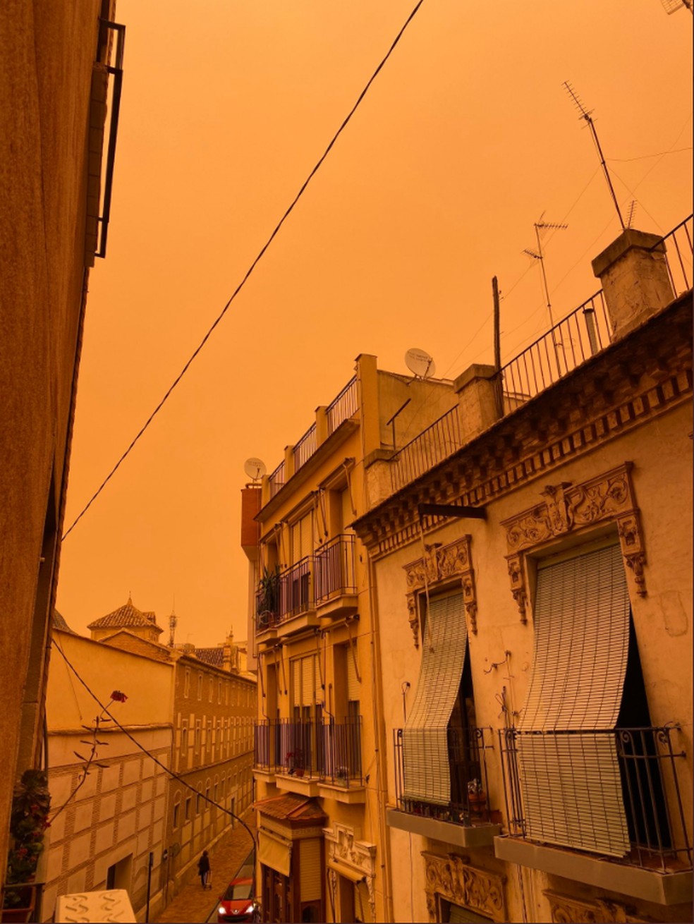 Céu da cidade de Múrcia durante passagem de tempestade de areia saariana — Foto: Arquivo pessoal/Pauli Jara via Twitter