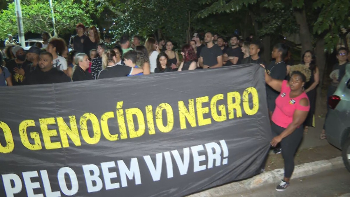 Manifestantes protestam contra racismo em frente ao pr&eacute;dio em que morava o humorista  Eddy Jr., alvo de uma vizinha | S&atilde;o Paulo | G1