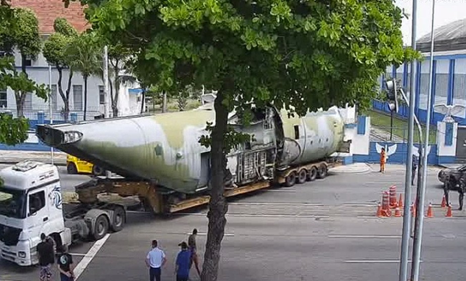 Gigantesca aeronave das forças armadas interditou o trânsito na altura Estrada do Galeão por uma hora