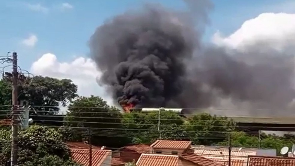 Caminhão-tanque pega fogo e fumaça assusta motoristas em rodovia de Ourinhos — Foto: Arquivo pessoal