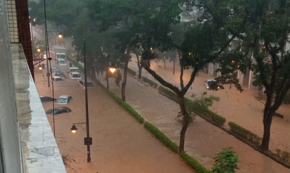 Carros ficaram submersos no Centro de Petrópolis nesta terça-feira (15) — Foto: Reprodução redes sociais