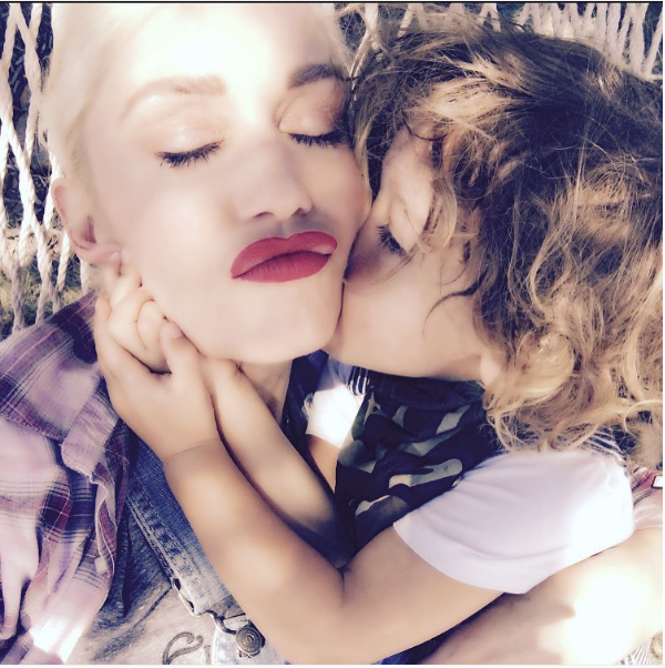 A cantora Gwen Stefani e um dos seus filhos (Foto: Instagram)