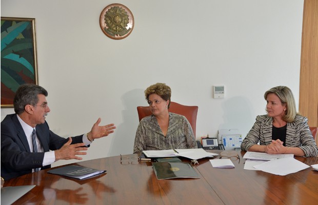 A presidente Dilma Rousseff em reunião com o senador Romero Jucá (PMDB-RR) e a ministra Gleisi Hoffmann sobre a emenda das domésticas (Foto: Wilson Dias / Agência Brasil)