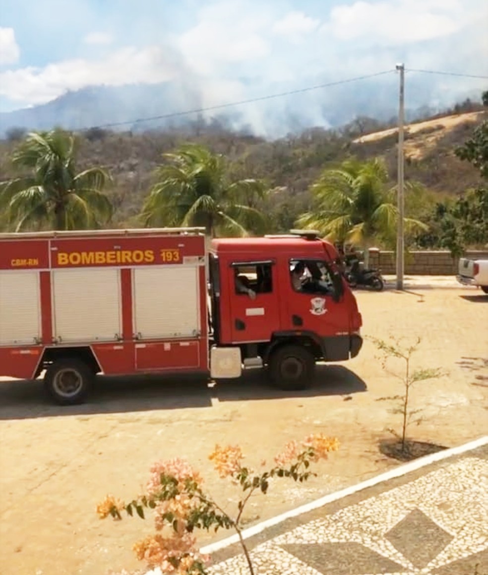 Veículo de combate a incêndio do Corpo de Bombeiros está no Santuário do Lima — Foto: Redes Sociais