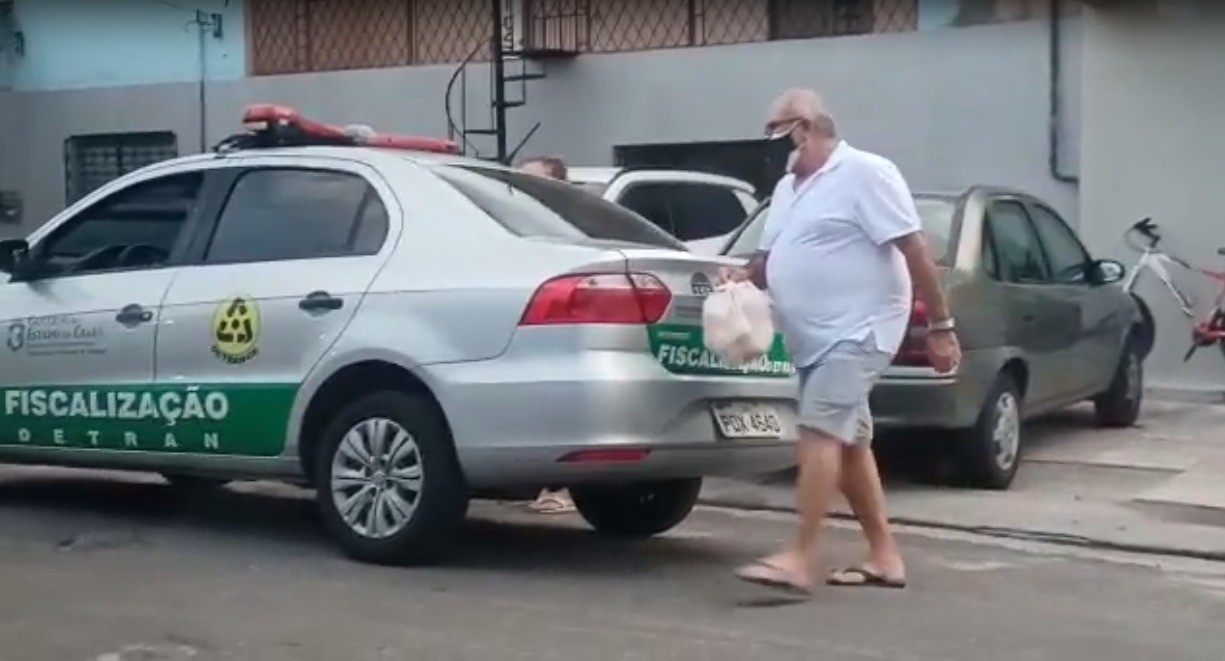 Vídeo: homem é flagrado dirigindo carro do Detran à paisana para comprar pão, em Fortaleza