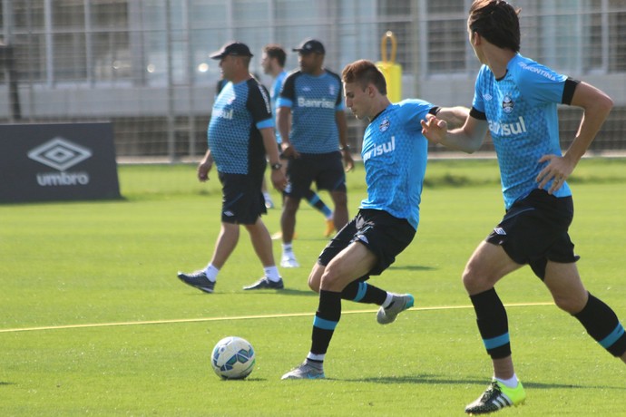 Roger fecha parte de treino e trabalha pontaria sem indicar time do Gre-Nal