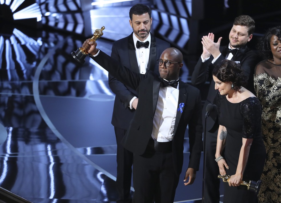 Barry Jenkins comemora o Oscar de melhor filme a 'Moonlight' após uma grande confusão, quando anunciaram 'La la land' primeiro (Foto: Lucy Nicholson/Reuters)