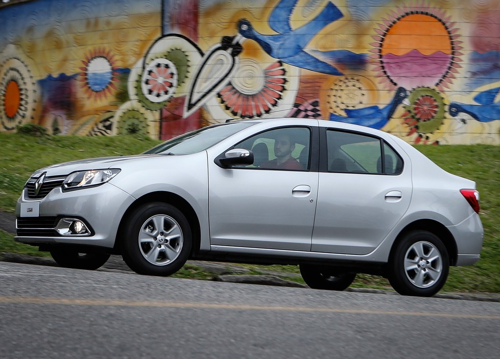 Renault Logan ainda est no site da marca, mas lojistas afirmam que o sed no est sendo reposto  Foto: Divulgao