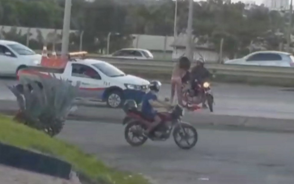 Momento em que travesti que andava pela BR-153 recebe um chute de um motociclista que passava na via em Goiânia Goiás — Foto: Reprodução/TV Anhanguera