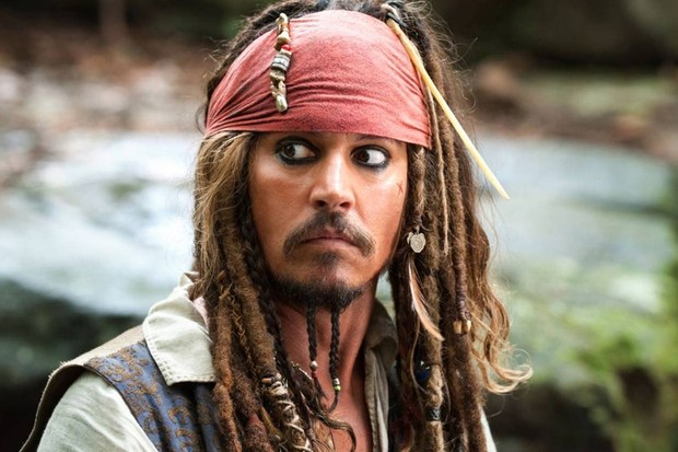Johnny Depp negocia contrato milionário para voltar para Piratas do Caribe, diz site
