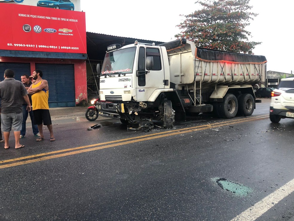 Caminhão ficou quebrado na rodovia o que obriga motoristas a usarem acostamento para passar — Foto: Nick Marone/TV Gazeta