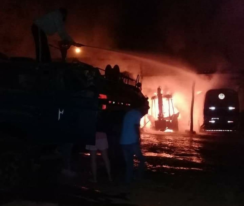 Uma escavadeira estava entre os veículos incendiados (Foto: Polícia Militar de Luz/Divulgação)