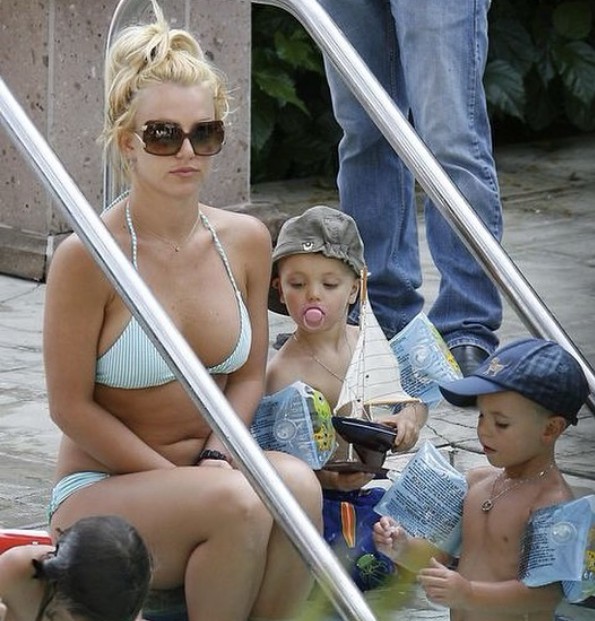 A cantora Britney Spears ao lado dos filhos, ainda pequenos (Foto: Reprodução/Instagram/Britney Spears)