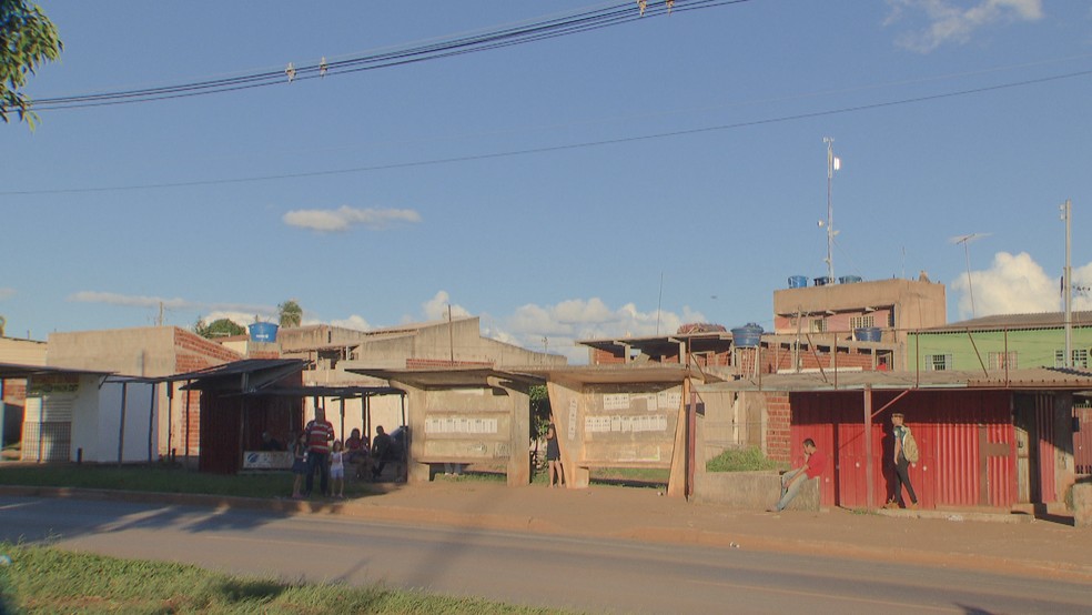 Parada de ônibus em Ceilândia, no DF. Local já registrou tentativa de feminicídio — Foto: TV Globo/Reprodução 