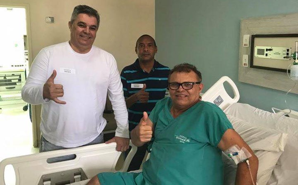 Dedé de Dora, no hospital, ao lado dos amigos Felipe Augusto, presidente da Fenapaf, e Baíca, com quem fez parceria no América-RN (Foto: Reprodução)
