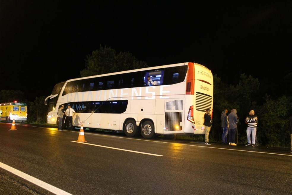 Ônibus seguia de São Paulo a Santa Catarina — Foto: Tony Mattoso/RPC