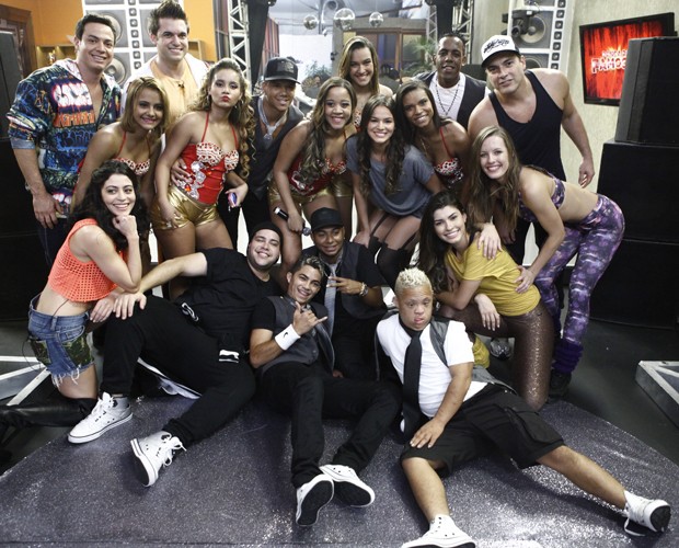 Famosos posam com os cantores após a apresentação (Foto: Domingão do Faustão / TV Globo)