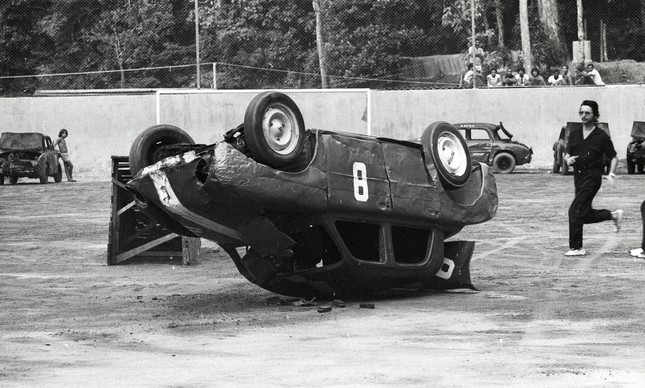 Autobol: Carro com as rodas para o alto após capotagem, em 1974