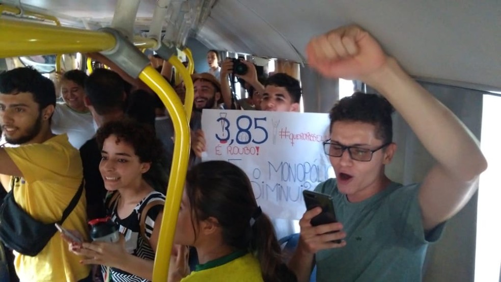 Passageiros fazem ato contra o aumento da tarifa de ônibus em Palmas — Foto: Divulgação