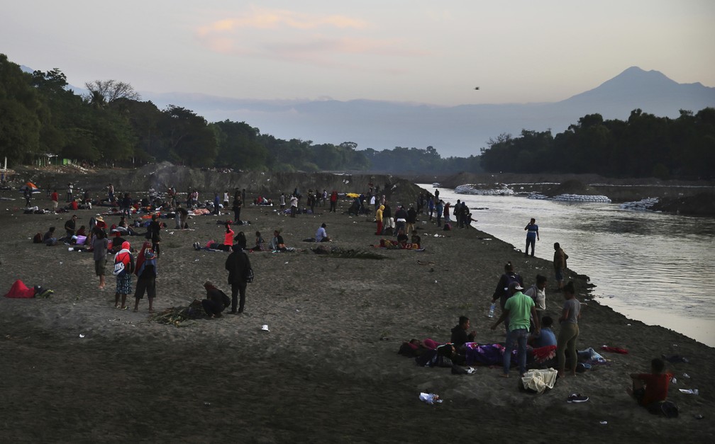 Migrantes que conseguiram chegar ao lado mexicano da fronteira entre o México e a Guatemala descansam nesta terça-feira (21) — Foto: Marco Ugarte/AP Photo