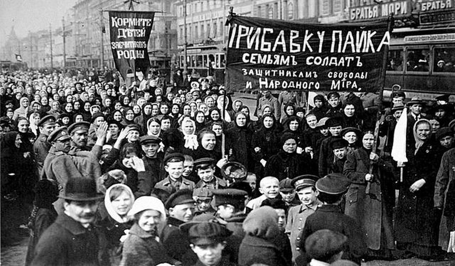 A marcha das mulheres russas, que ficou conhecida por 'Pão e Paz', em 1917, contou com cerca de 90 mil mulheres lutando por melhores condições de trabalho e de vida
