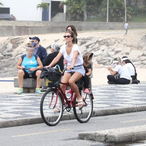Luiza Valdetaro pedala com filha caçula, Sophia, na garupa (Foto: AgNews)