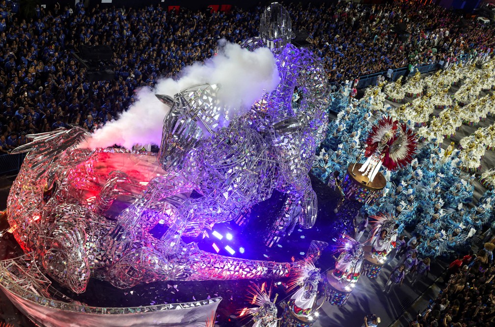 Vila Isabel celebra festividades e fé com Sabrina Sato, Martinho da Vila e surpresas de Paulo Barros | Carnaval 2023 no Rio de Janeiro | G1