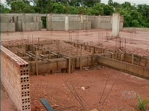 No setor Santa Rita, em Gurupi as obras da creche estão paradas há mais de um ano  (Foto: Reprodução/TV Anhanguera)