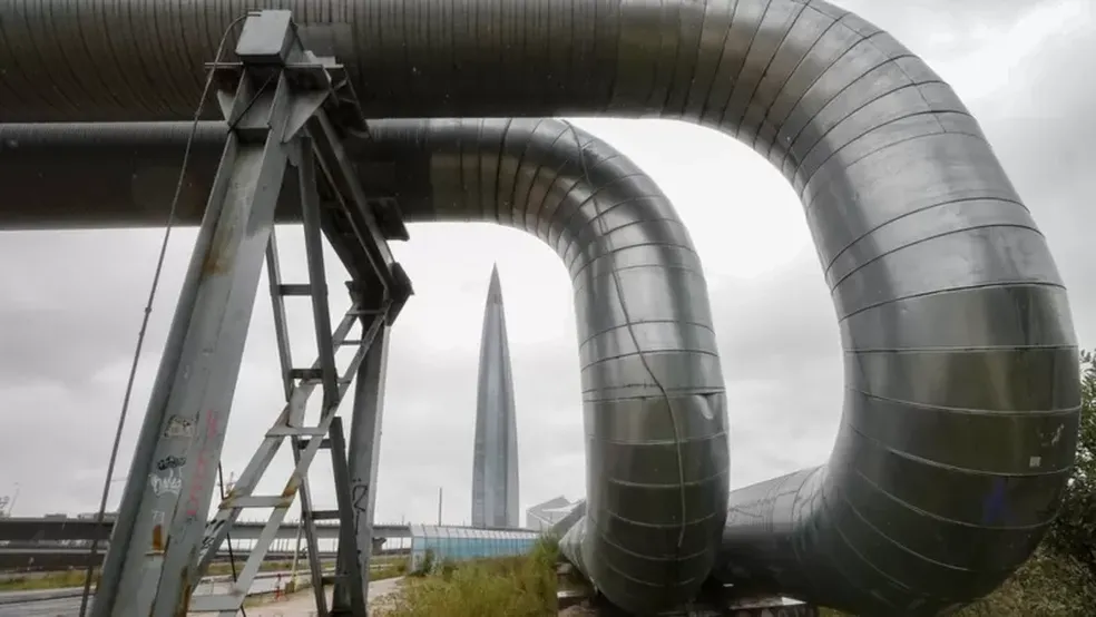 A sede da Gazprom em São Petersburgo vista de um oleoduto — Foto: EPA/Via BBC